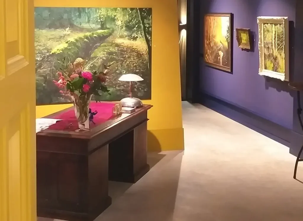 Moderne kunst aan de muur van een galerie